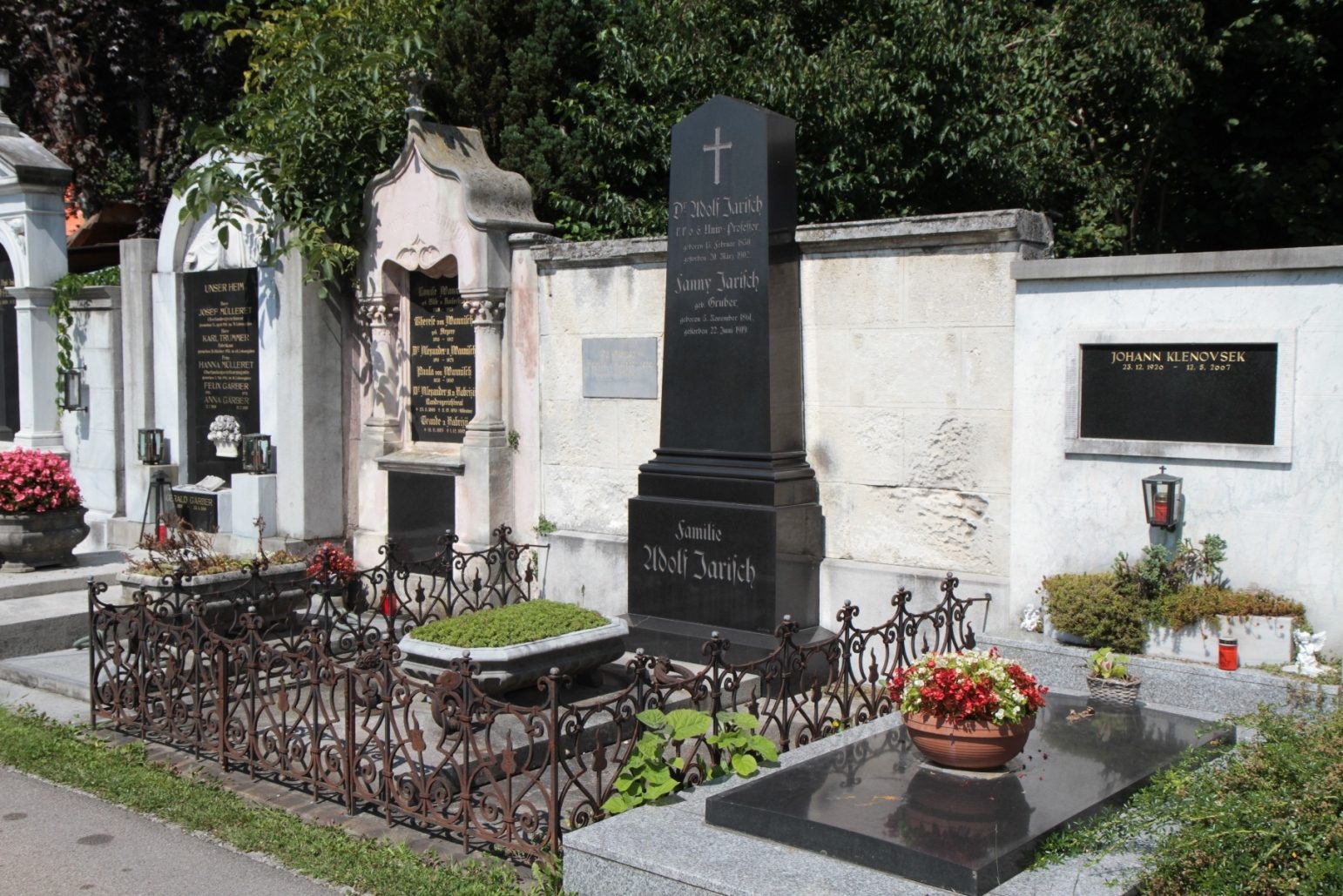 Adolf%20Jarisch%27s%20tomb%2C%20Leonhardfriedhof%2C%20Graz%20-%2002.JPG